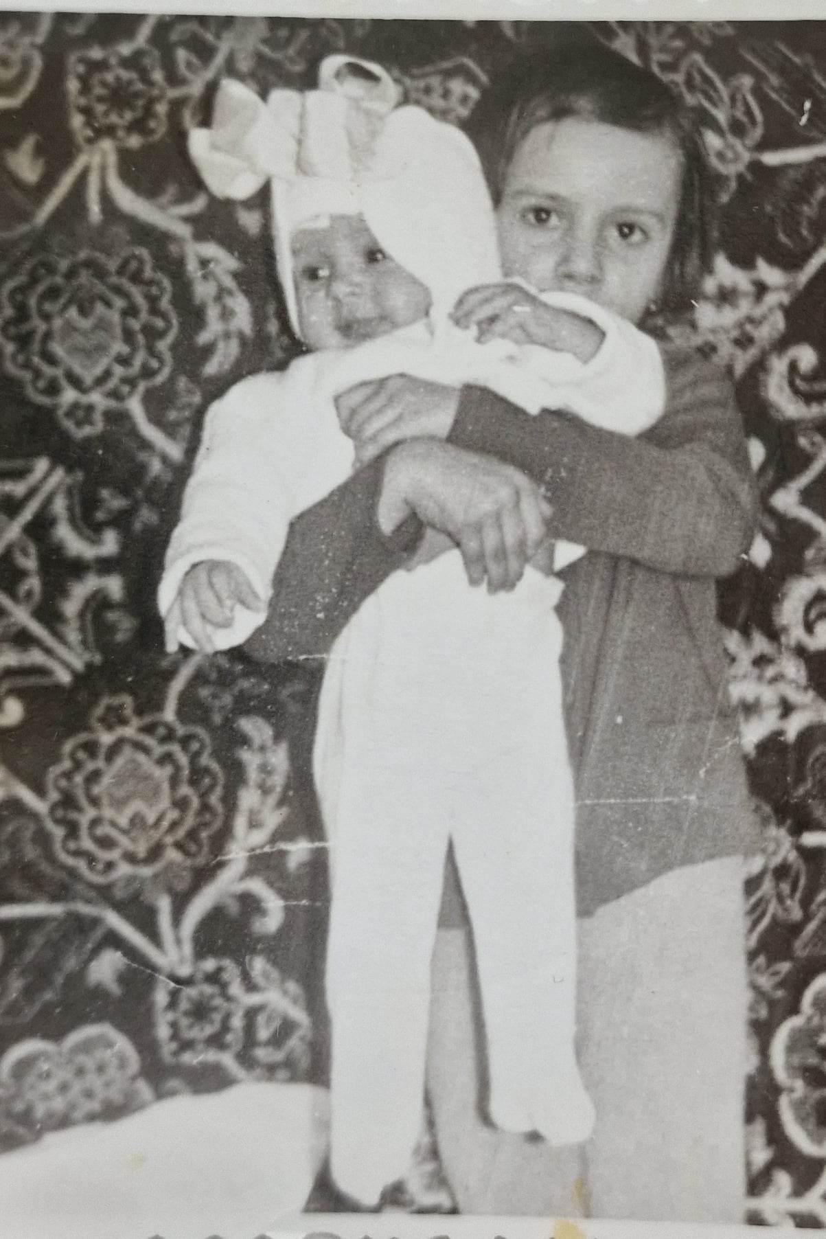 amintiri din comunism eu si sora mea