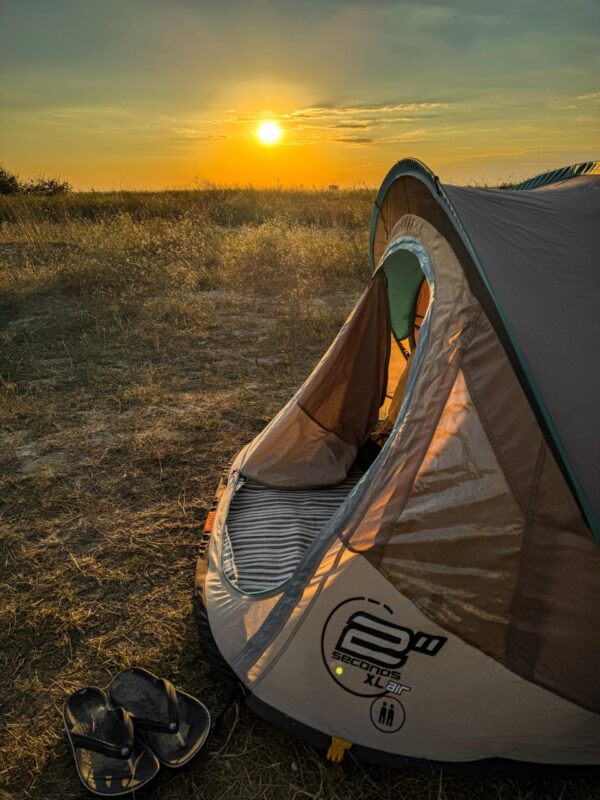 Cort mic de camping Quechua instalat în zona sălbatică de lângă plaja Vadu la apus